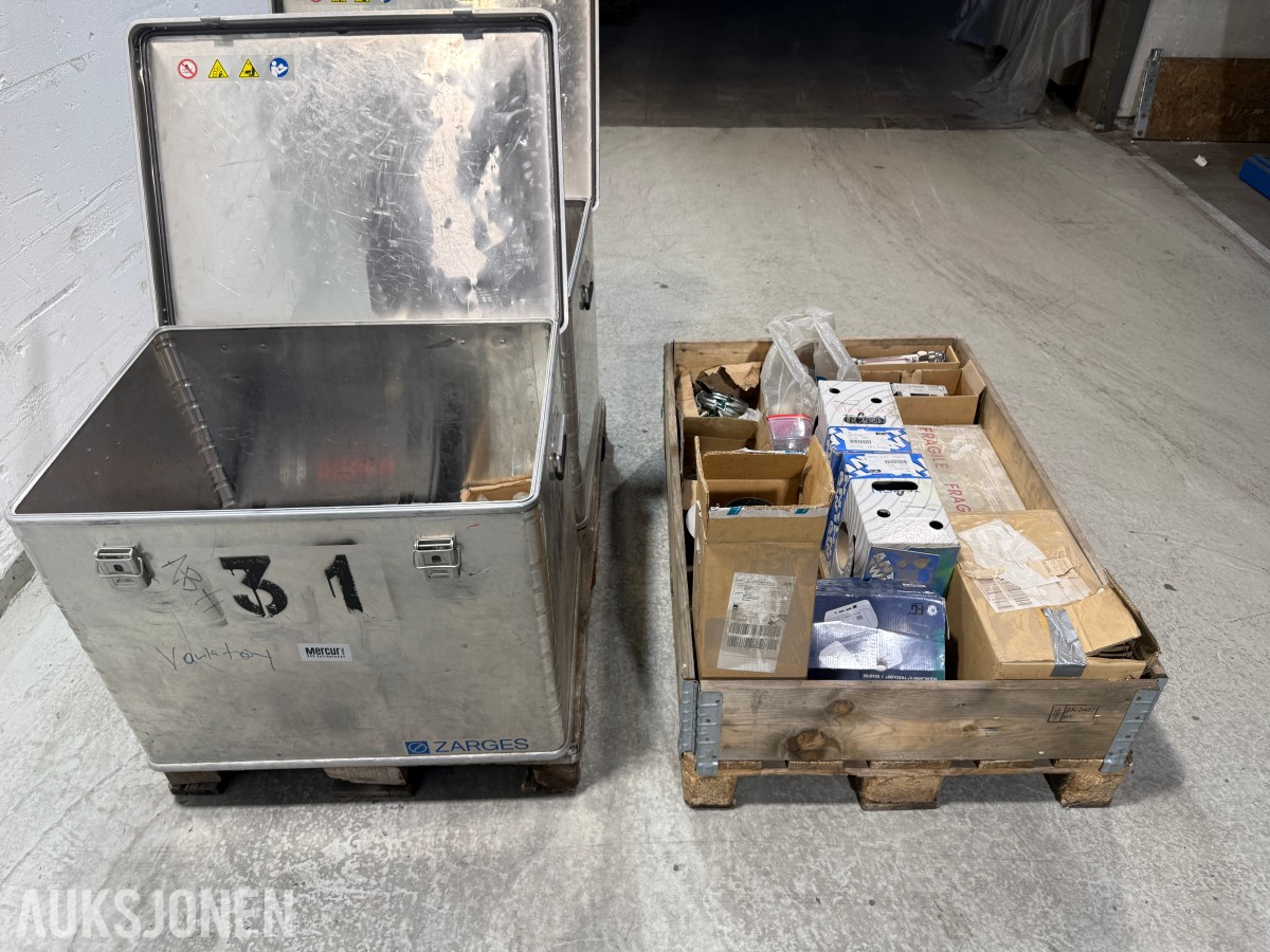 Parti VVS-materiell, rørdeler, koblinger og Zarges aluminiumskasser