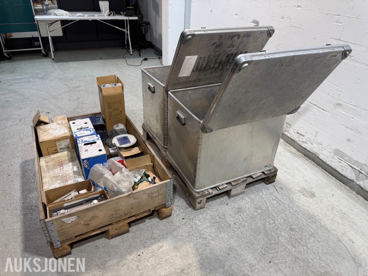 Parti VVS-materiell, rørdeler, koblinger og Zarges aluminiumskasser