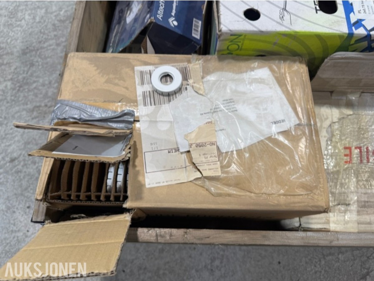 Parti VVS-materiell, rørdeler, koblinger og Zarges aluminiumskasser