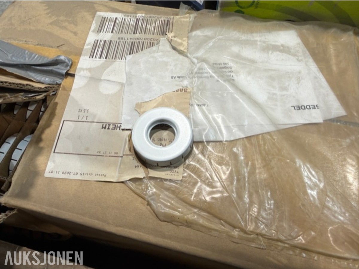 Parti VVS-materiell, rørdeler, koblinger og Zarges aluminiumskasser