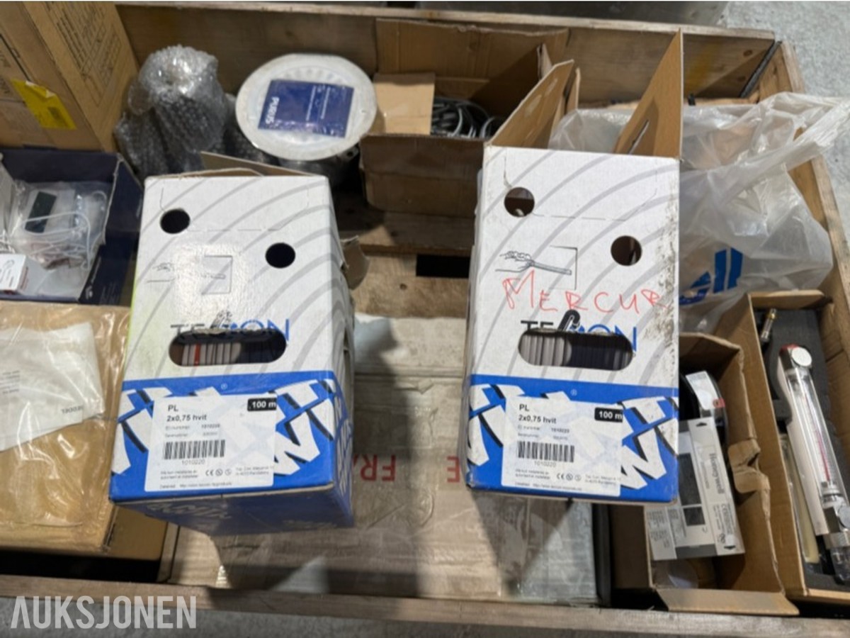Parti VVS-materiell, rørdeler, koblinger og Zarges aluminiumskasser