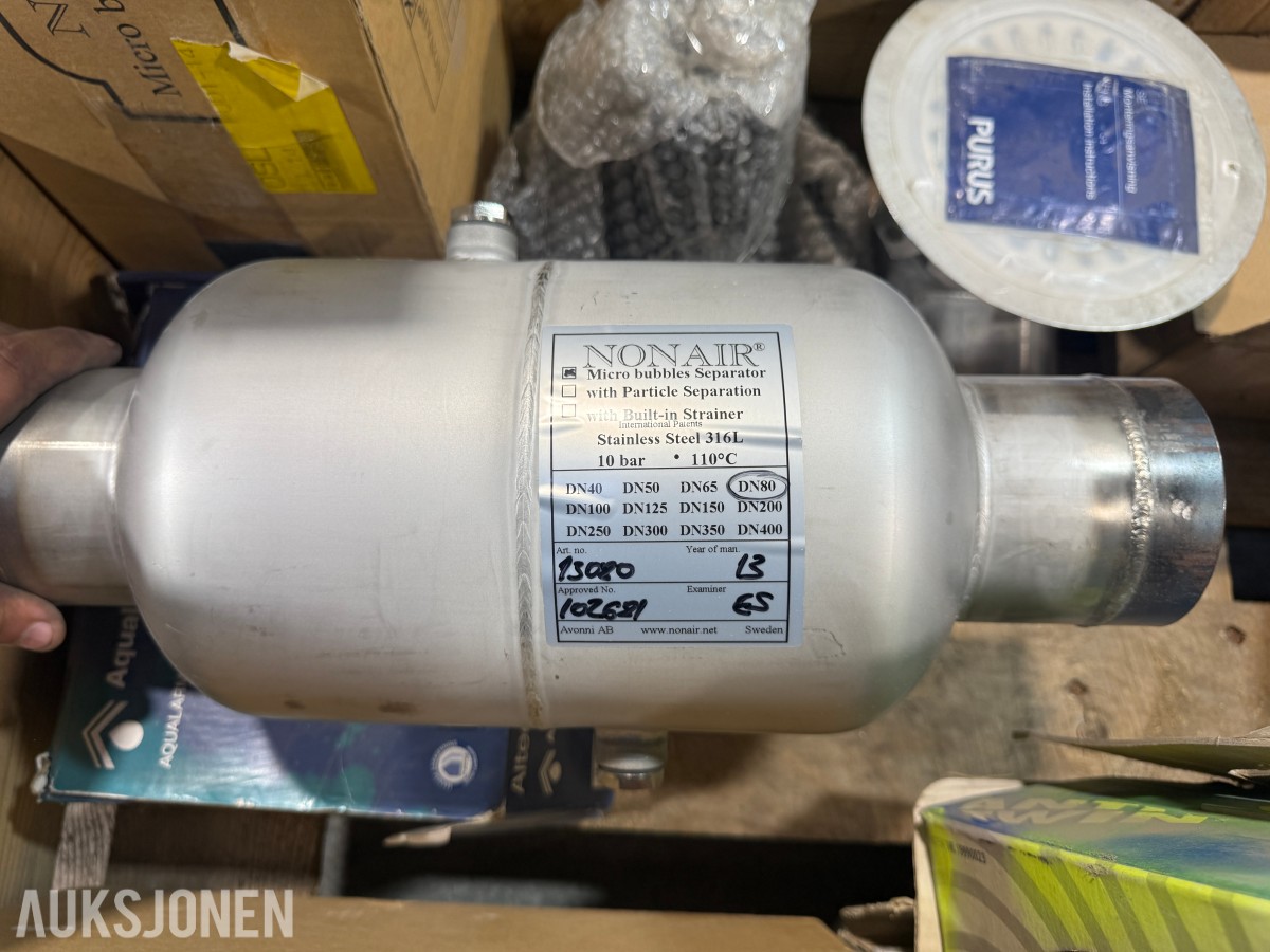 Parti VVS-materiell, rørdeler, koblinger og Zarges aluminiumskasser