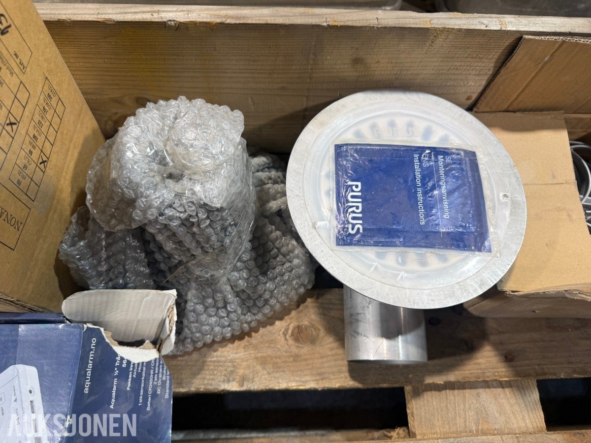 Parti VVS-materiell, rørdeler, koblinger og Zarges aluminiumskasser