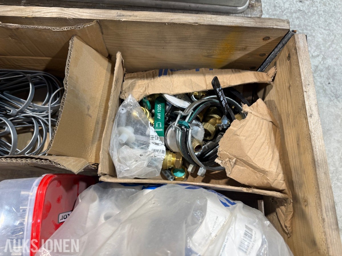 Parti VVS-materiell, rørdeler, koblinger og Zarges aluminiumskasser