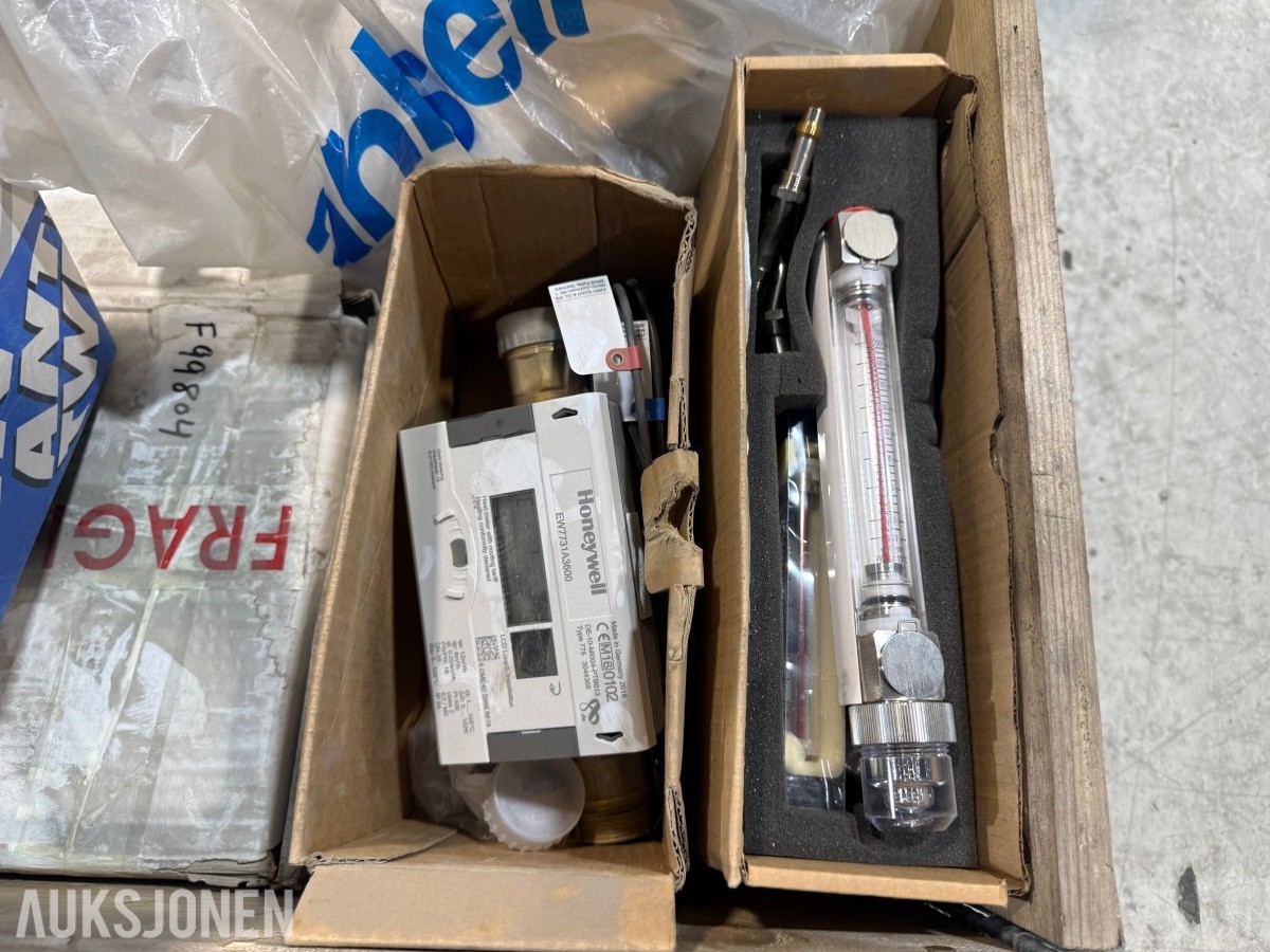 Parti VVS-materiell, rørdeler, koblinger og Zarges aluminiumskasser