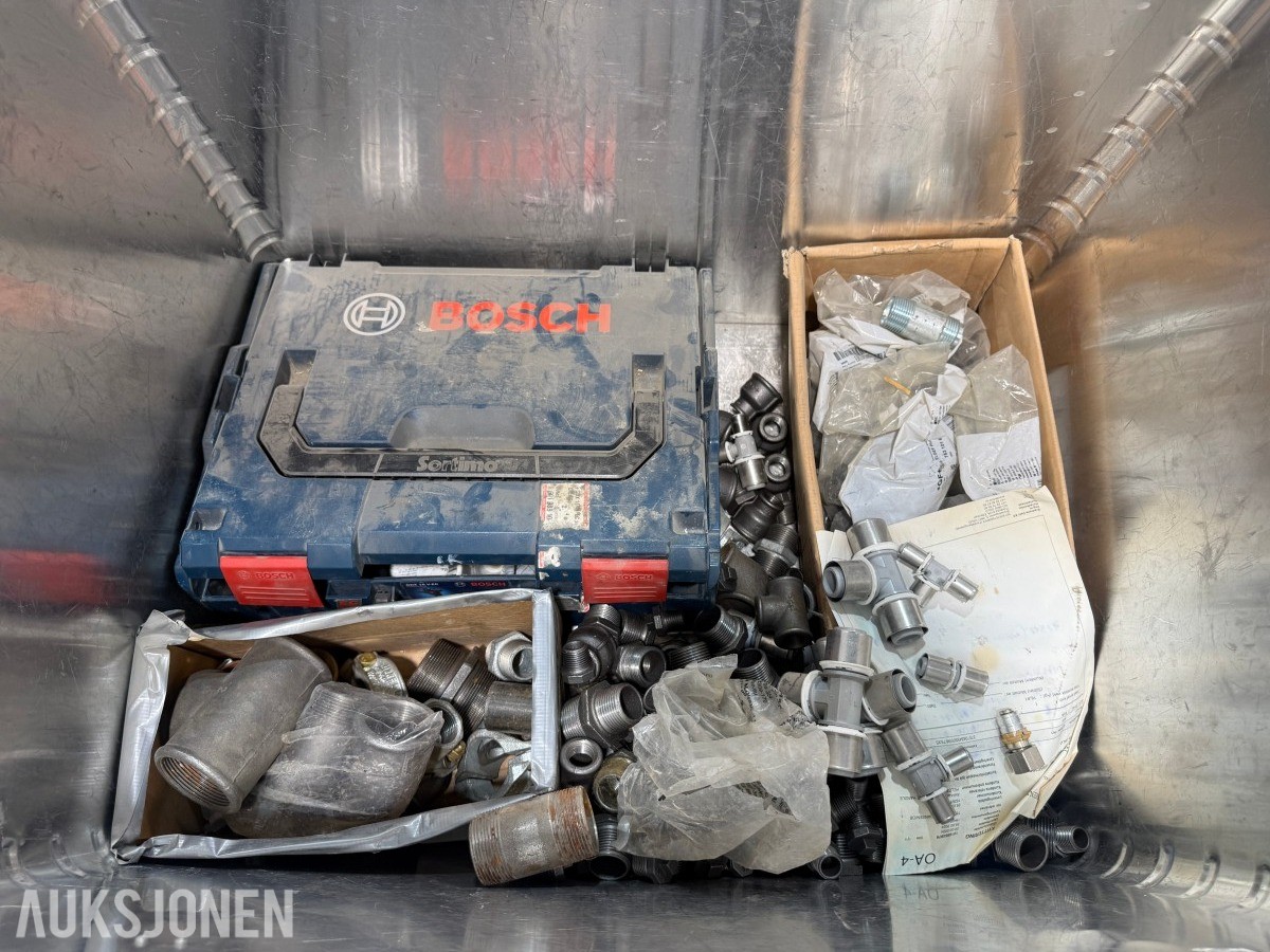 Parti VVS-materiell, rørdeler, koblinger og Zarges aluminiumskasser