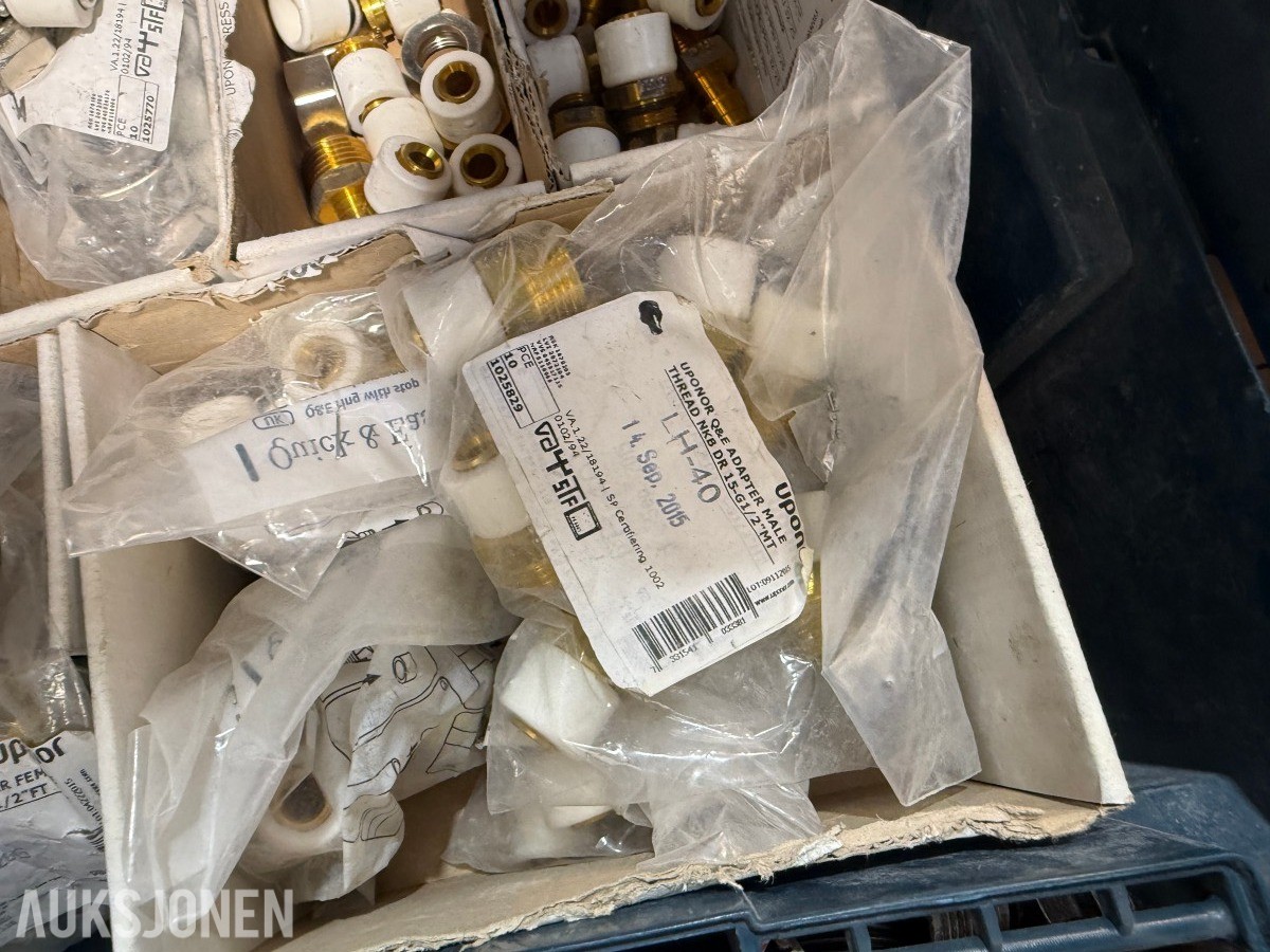 Parti VVS-materiell, rørdeler, koblinger og Zarges aluminiumskasser