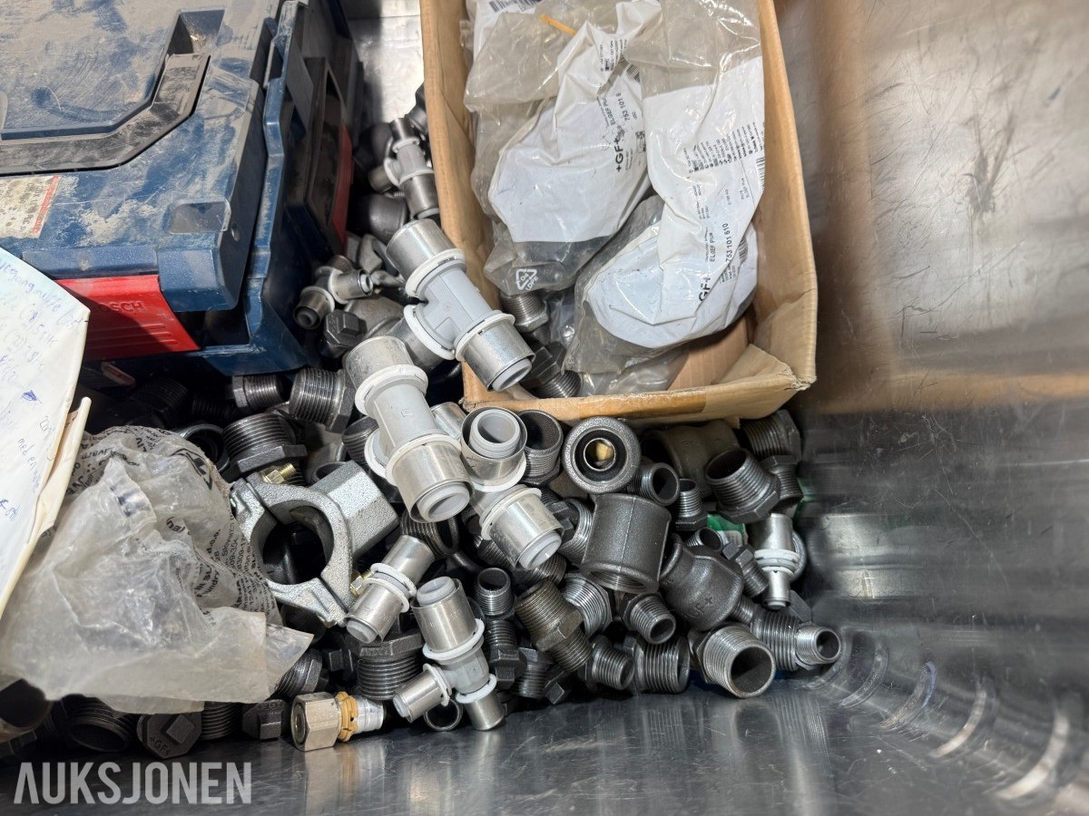 Parti VVS-materiell, rørdeler, koblinger og Zarges aluminiumskasser