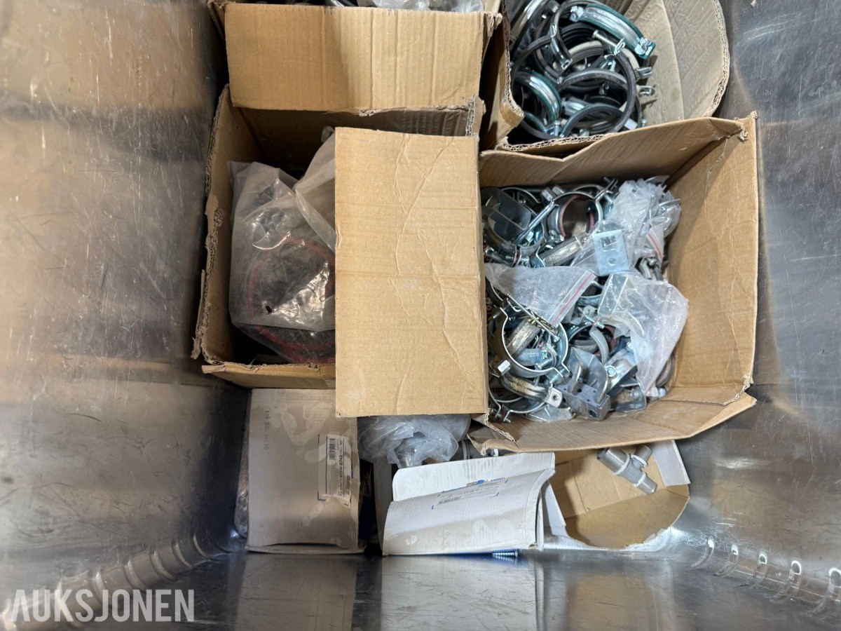 Parti VVS-materiell, rørdeler, koblinger og Zarges aluminiumskasser