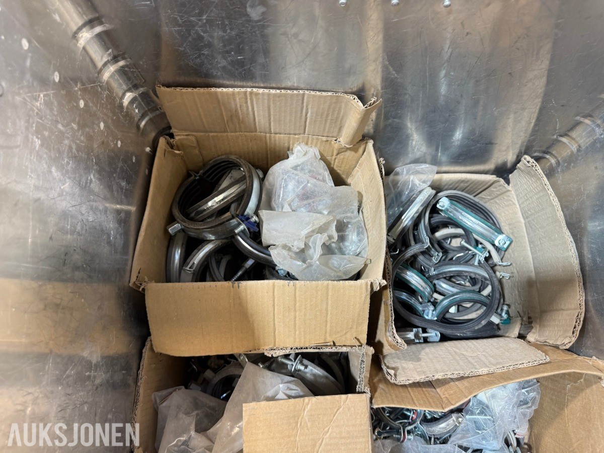 Parti VVS-materiell, rørdeler, koblinger og Zarges aluminiumskasser