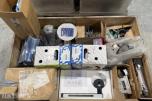Parti VVS-materiell, rørdeler, koblinger og Zarges aluminiumskasser