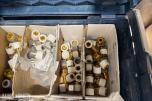 Parti VVS-materiell, rørdeler, koblinger og Zarges aluminiumskasser