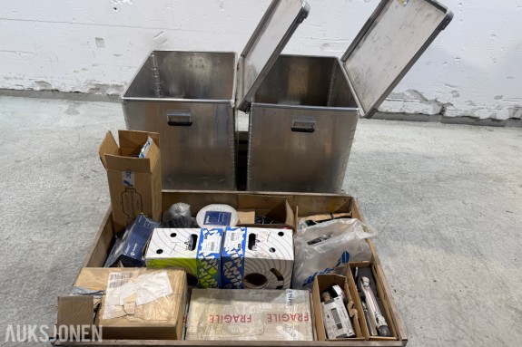 Parti VVS-materiell, rørdeler, koblinger og Zarges aluminiumskasser