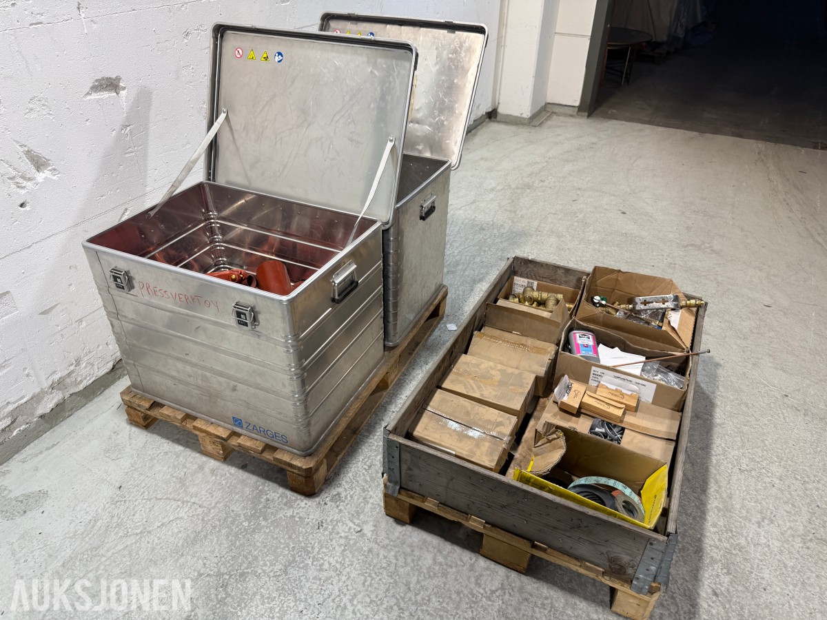 Parti med rørdeler, festemateriell og Zarges aluminiumskasser