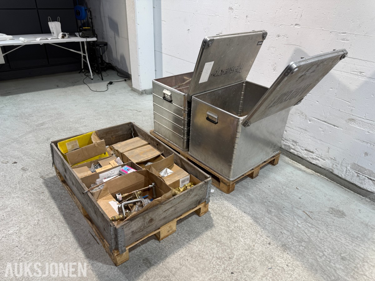 Parti med rørdeler, festemateriell og Zarges aluminiumskasser