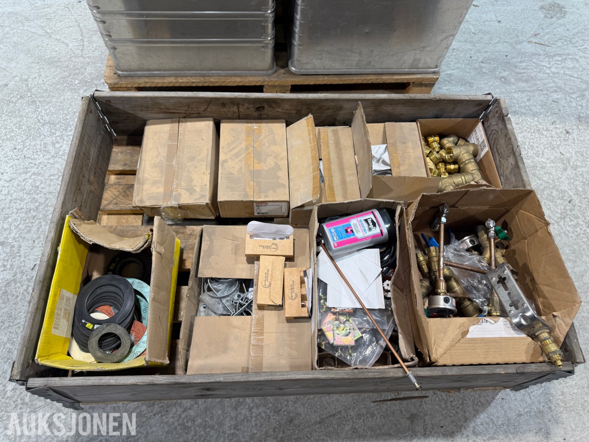 Parti med rørdeler, festemateriell og Zarges aluminiumskasser