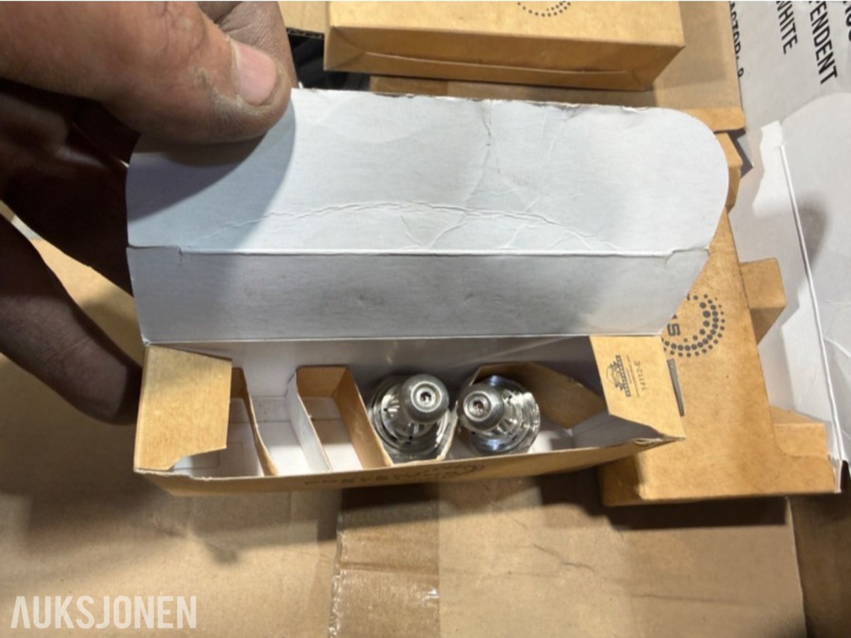 Parti med rørdeler, festemateriell og Zarges aluminiumskasser