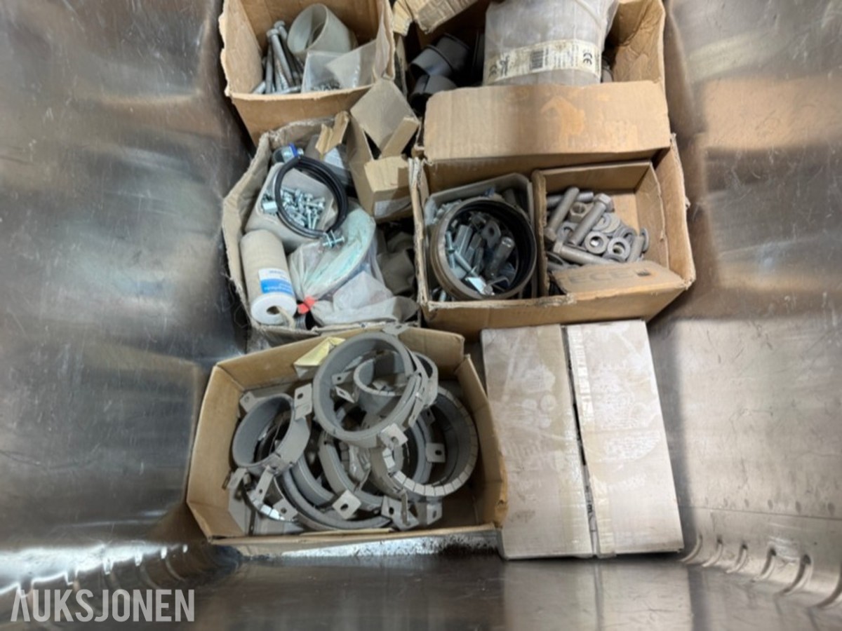 Parti med rørdeler, festemateriell og Zarges aluminiumskasser