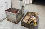 Parti med rørdeler, festemateriell og Zarges aluminiumskasser