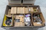 Parti med rørdeler, festemateriell og Zarges aluminiumskasser