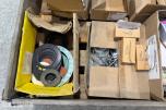Parti med rørdeler, festemateriell og Zarges aluminiumskasser