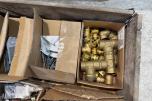 Parti med rørdeler, festemateriell og Zarges aluminiumskasser