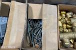 Parti med rørdeler, festemateriell og Zarges aluminiumskasser