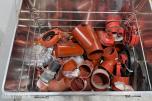 Parti med rørdeler, festemateriell og Zarges aluminiumskasser