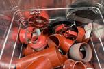 Parti med rørdeler, festemateriell og Zarges aluminiumskasser