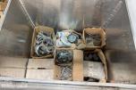 Parti med rørdeler, festemateriell og Zarges aluminiumskasser