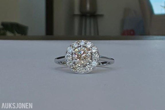 0.95CT DIAMANTRING I 14K GULL. HELT NATURLIGE DIAMANTER! TAKSTBREV OG SERTIFIKAT!