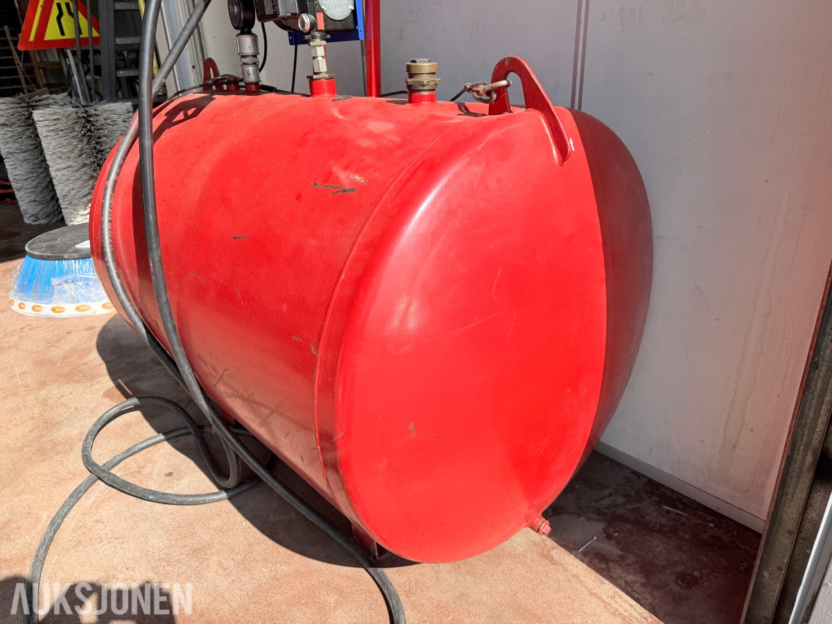 DIESELTANK MED ADAM PUMPS TECH FLOW 3C PUMPEANLEGG