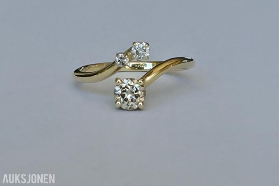 0.62CT DIAMANTRING I 14K GULL. HELT NATURLIGE DIAMANTER! TAKSTBREV OG SERTIFIKAT! 