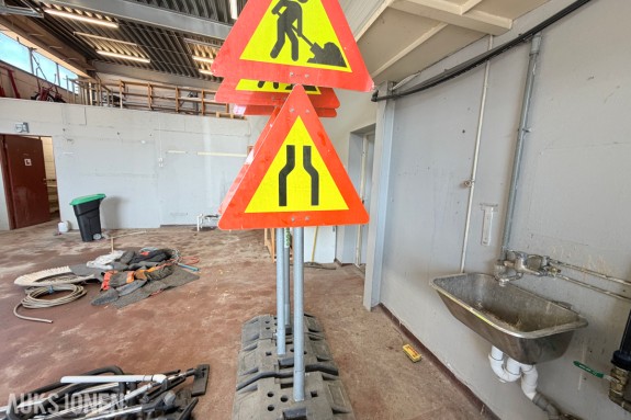 VARSELSKILT MED FØTTER OG STOLPER – VEIARBEID / INNSNEVRING - 3 STK KOMPLETTE