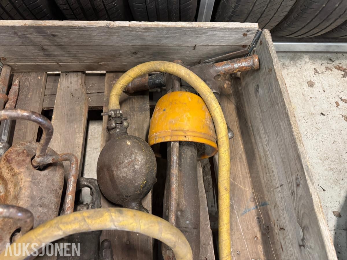 Diverse bergboreutstyr med borestenger og slanger