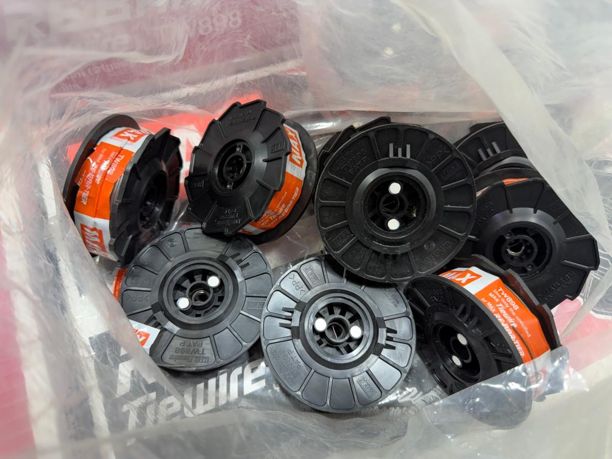 MAX TW898 bindetråd 0,8 mm – ca. 23 esker + 14 løse ruller