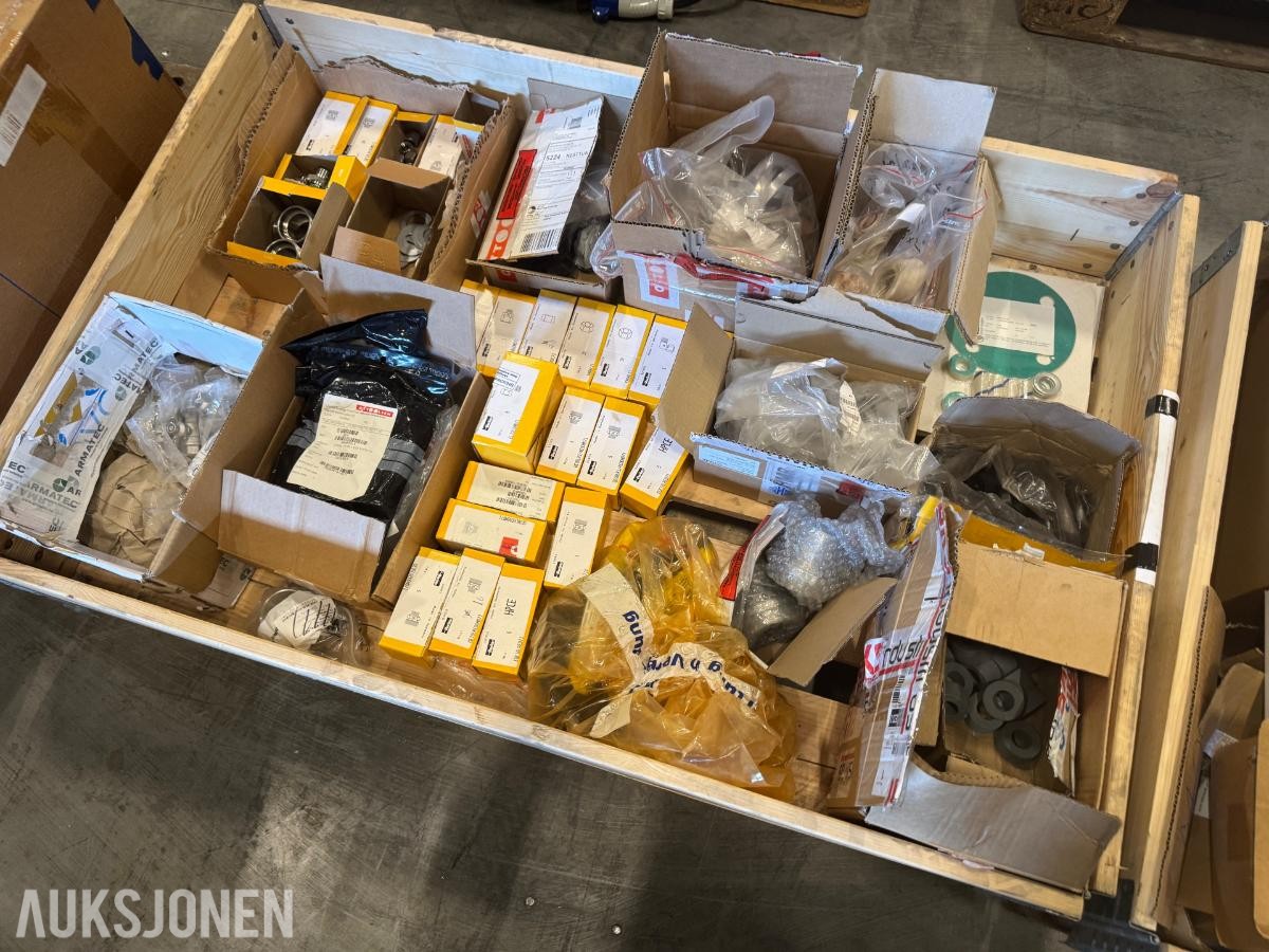 1 pall med diverse fittings - rørdeler - koblinger og pakninger