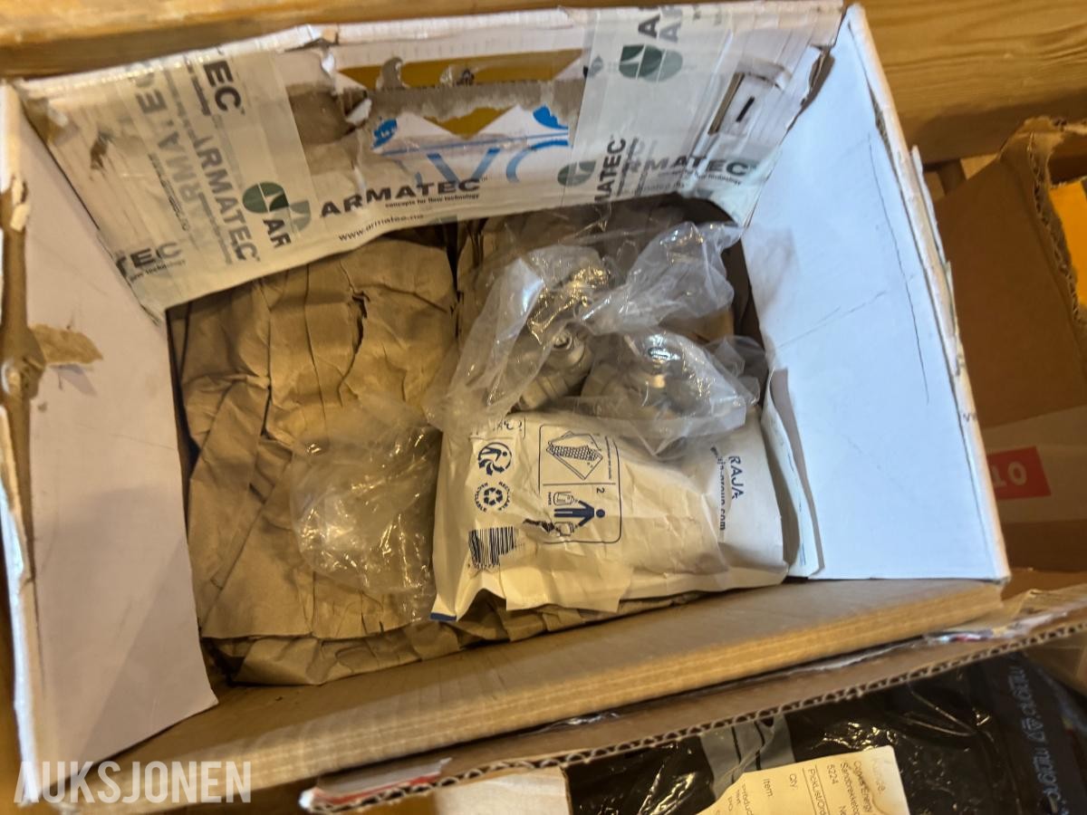 1 pall med diverse fittings - rørdeler - koblinger og pakninger
