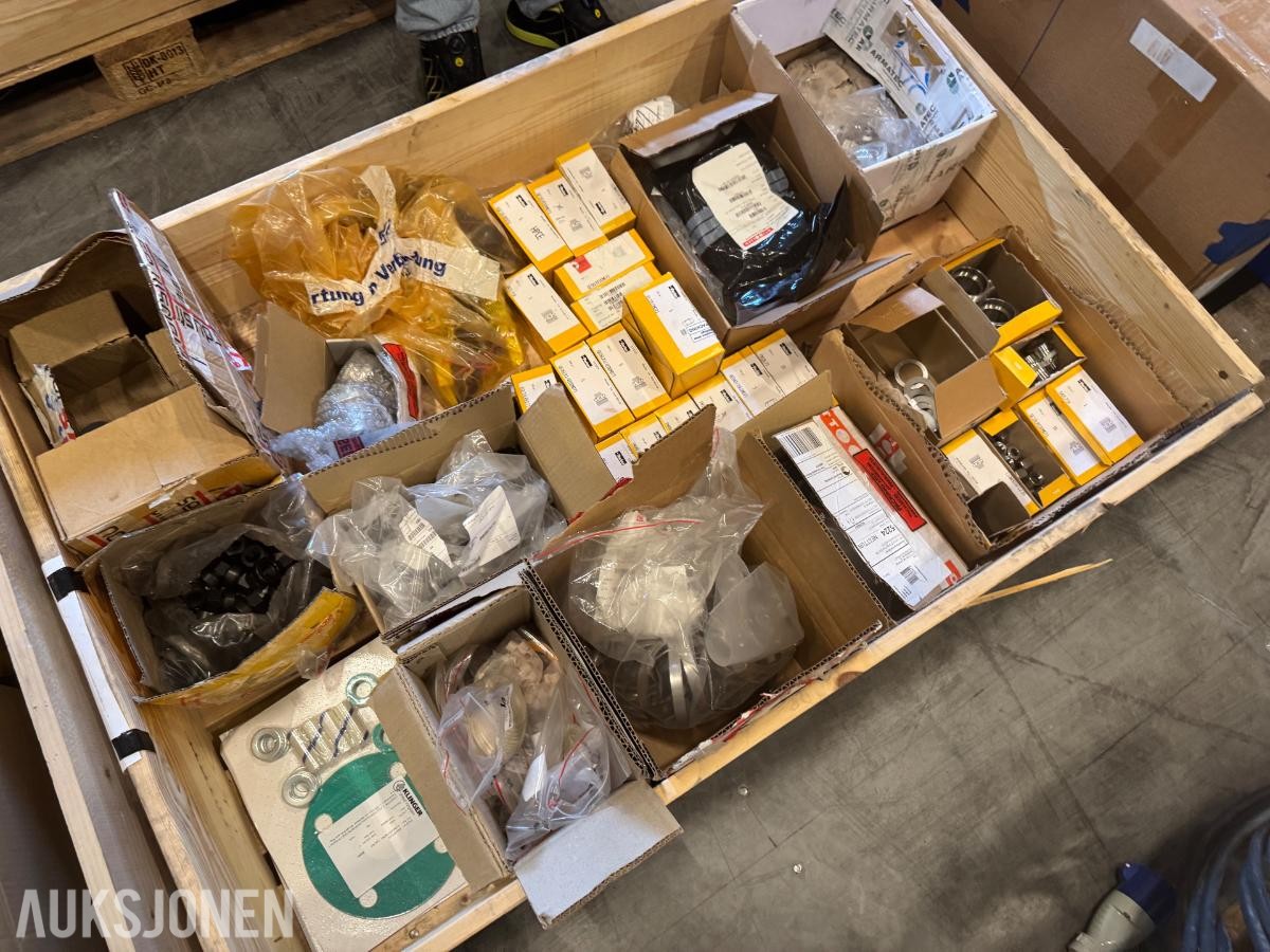 1 pall med diverse fittings - rørdeler - koblinger og pakninger