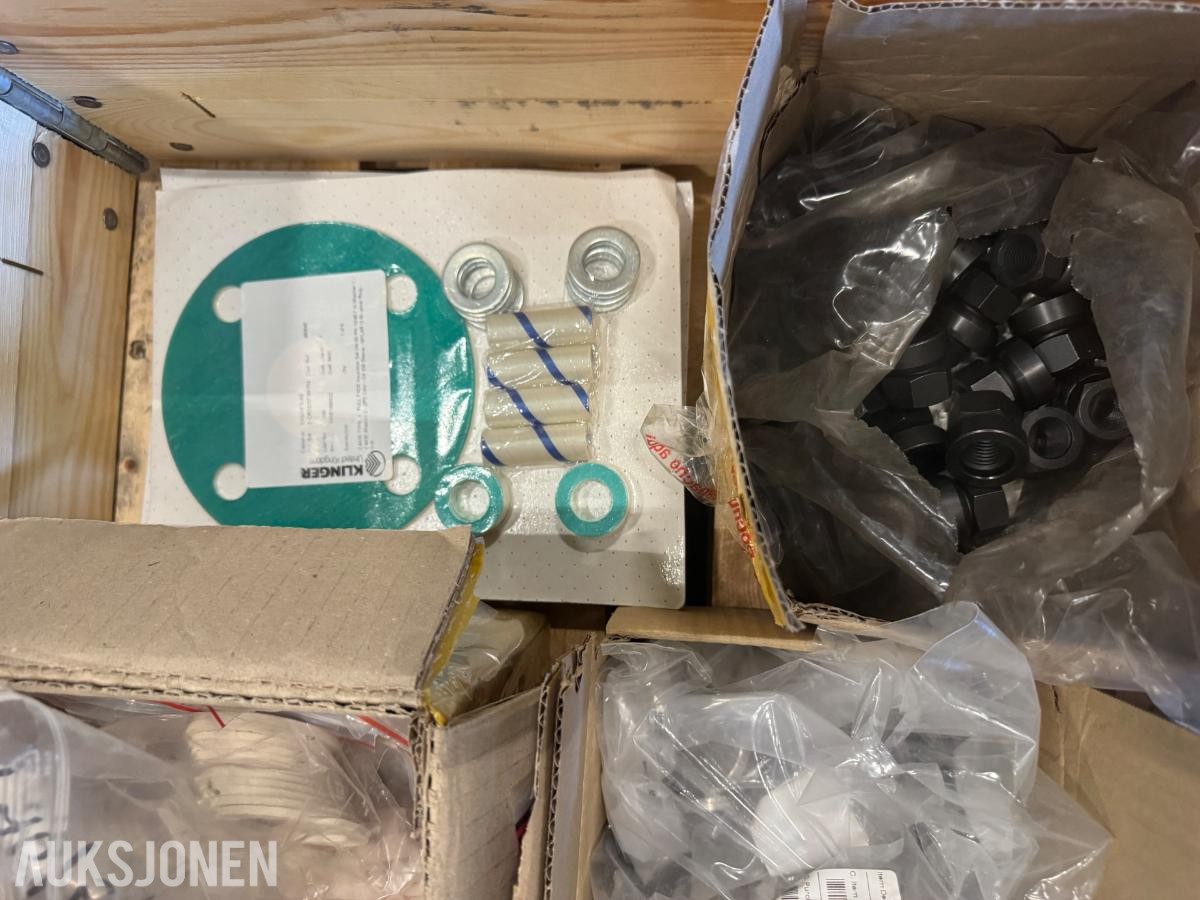 1 pall med diverse fittings - rørdeler - koblinger og pakninger