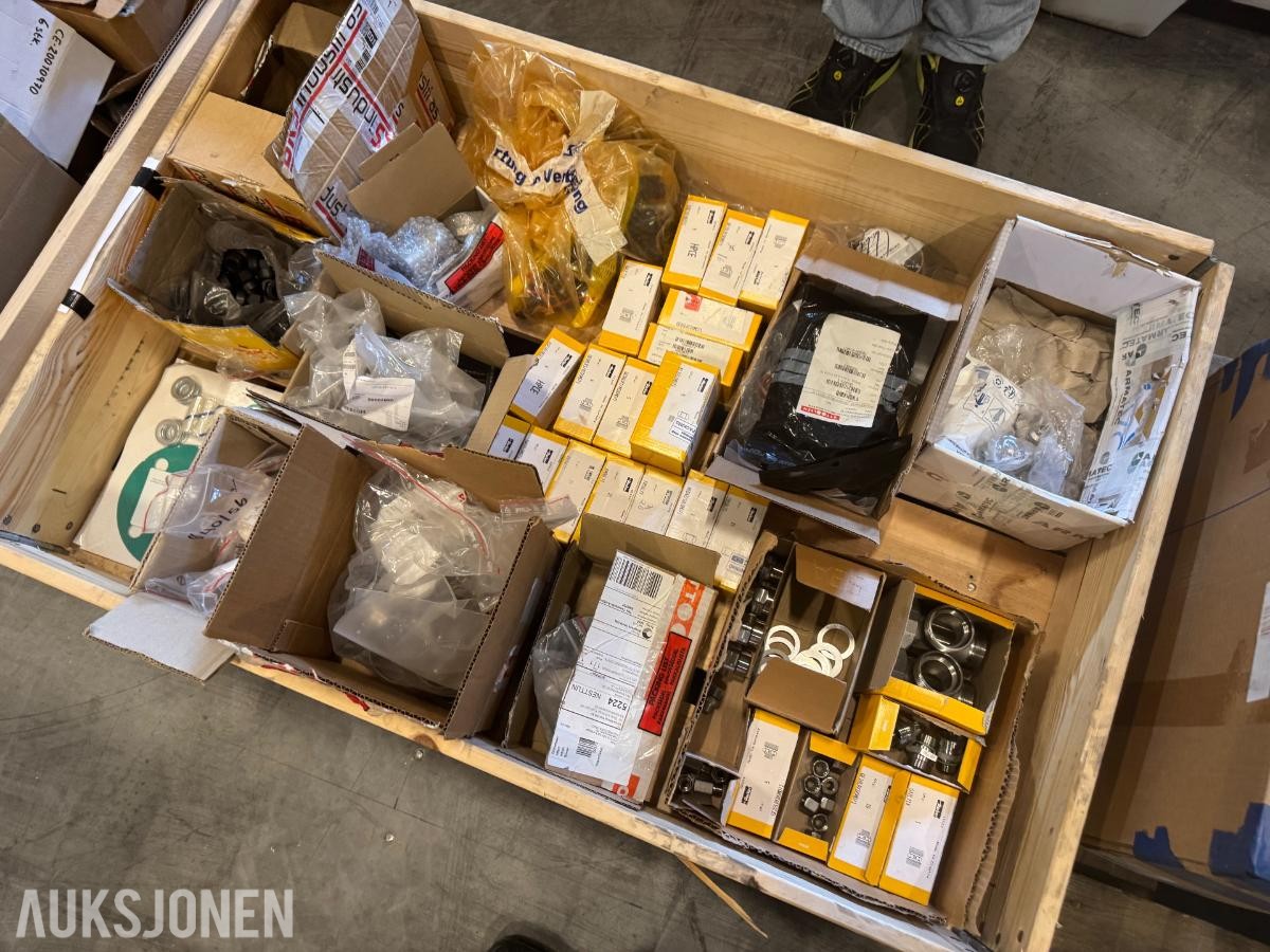 1 pall med diverse fittings - rørdeler - koblinger og pakninger