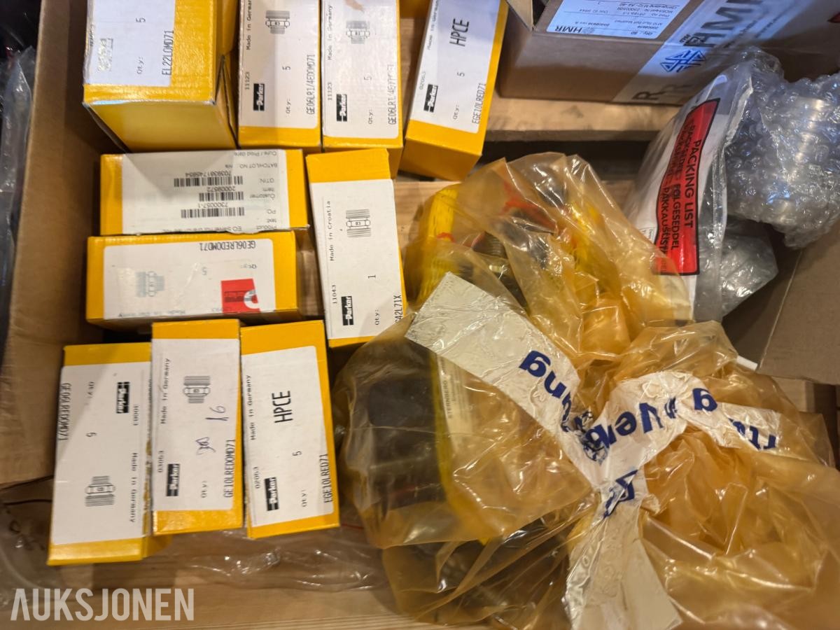 1 pall med diverse fittings - rørdeler - koblinger og pakninger