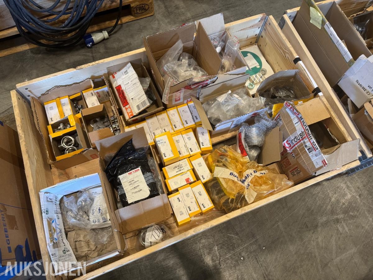 1 pall med diverse fittings - rørdeler - koblinger og pakninger