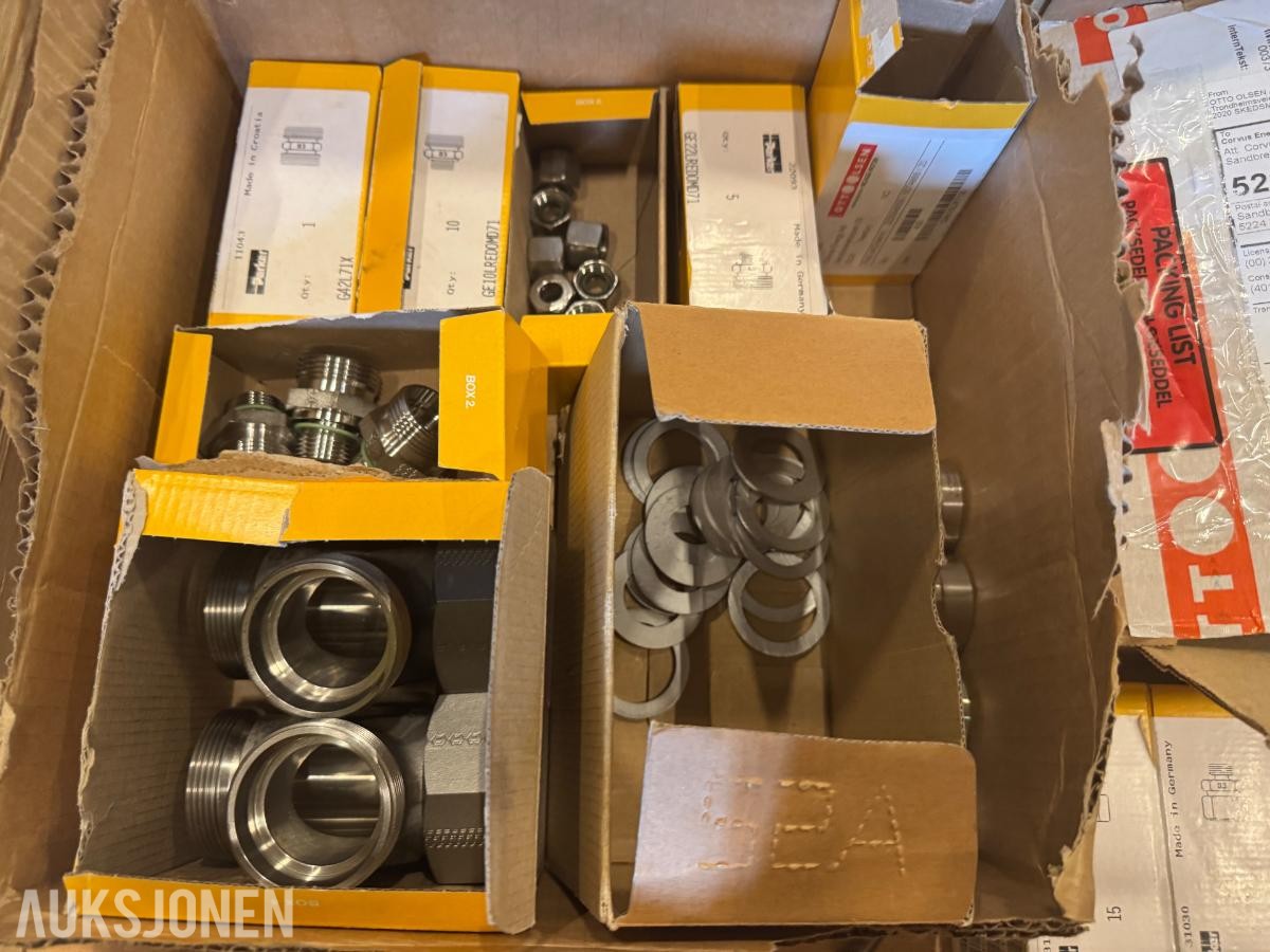 1 pall med diverse fittings - rørdeler - koblinger og pakninger