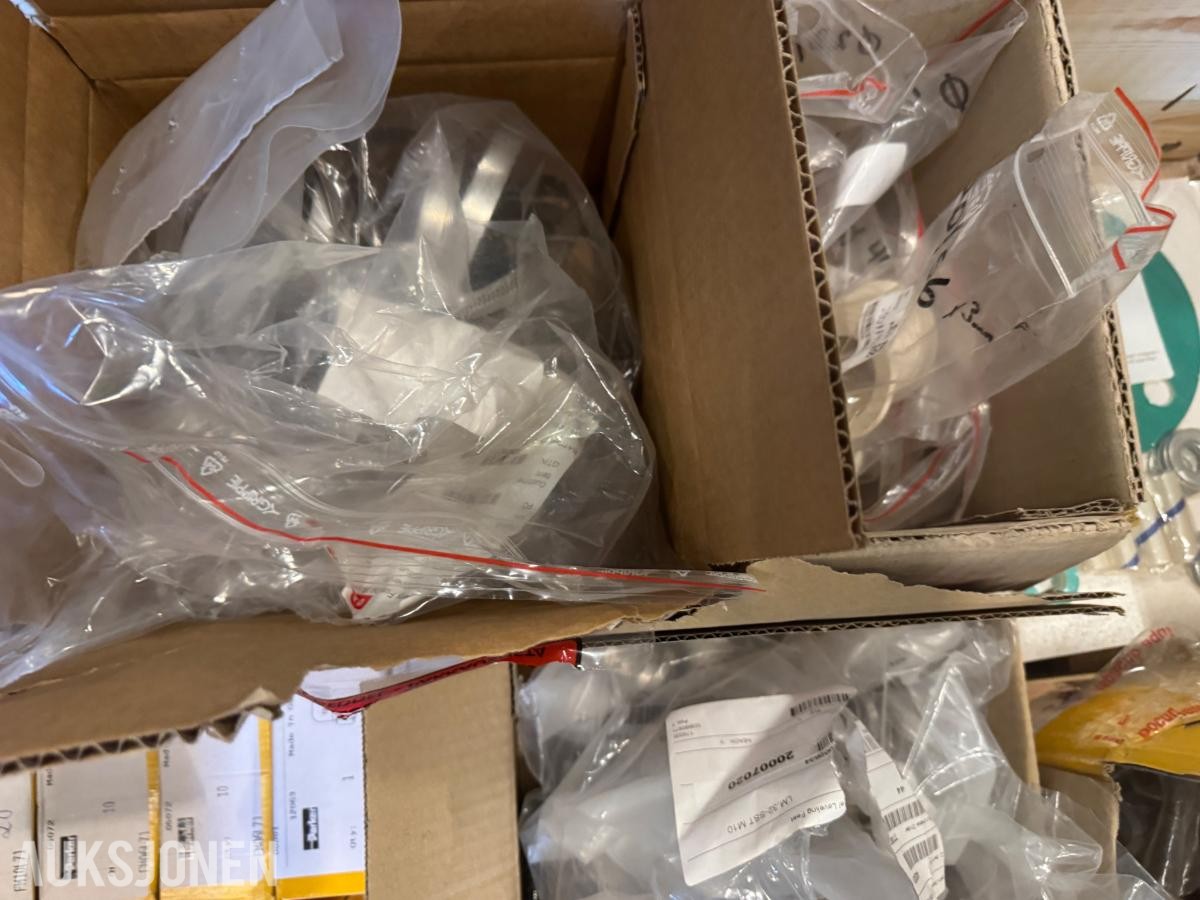 1 pall med diverse fittings - rørdeler - koblinger og pakninger