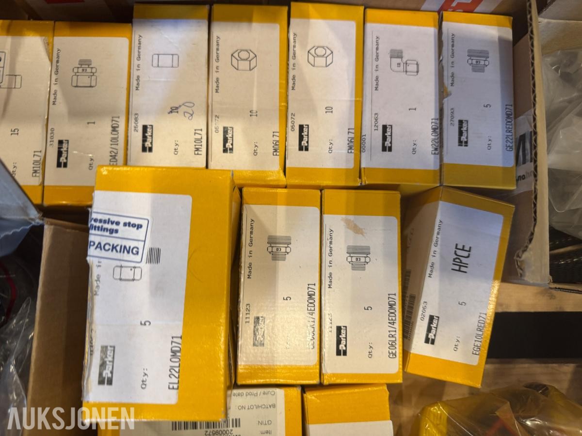 1 pall med diverse fittings - rørdeler - koblinger og pakninger