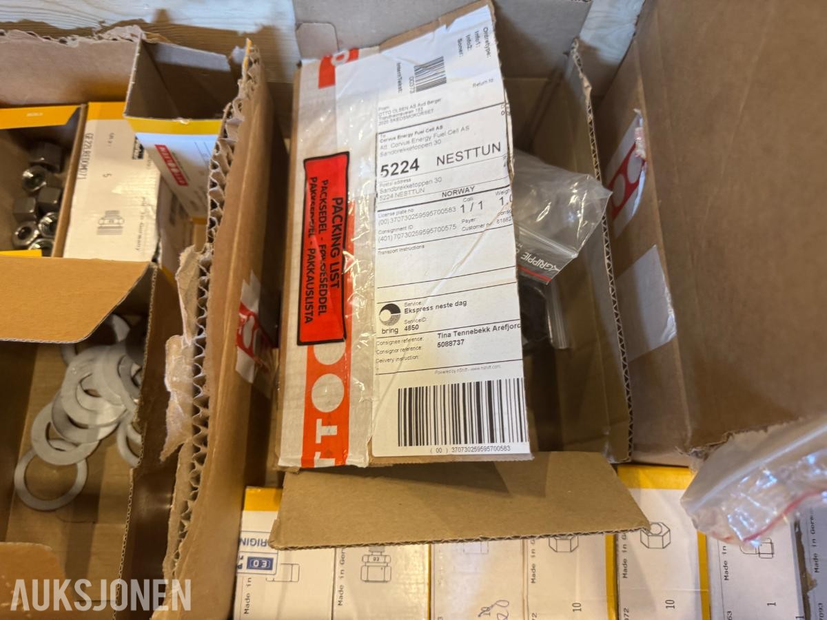 1 pall med diverse fittings - rørdeler - koblinger og pakninger