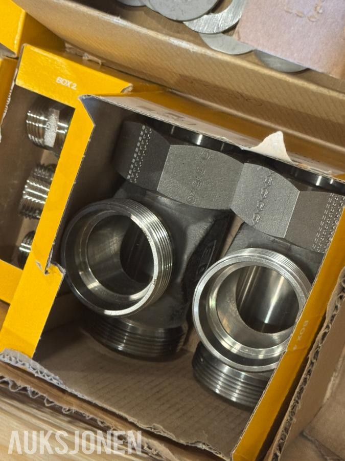 1 pall med diverse fittings - rørdeler - koblinger og pakninger