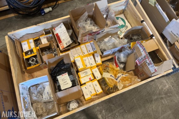 1 pall med diverse fittings - rørdeler - koblinger og pakninger
