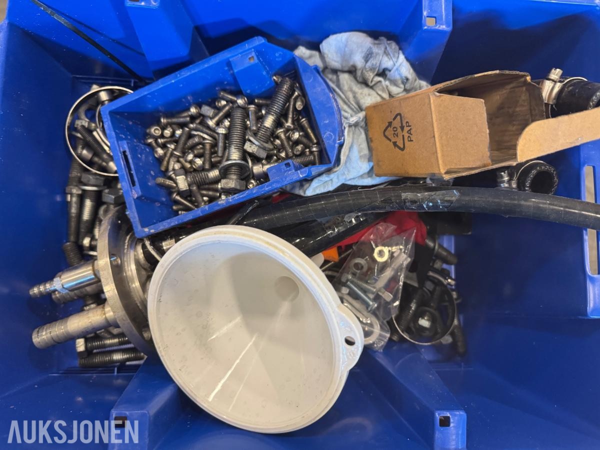 1 palle med diverse festemateriell